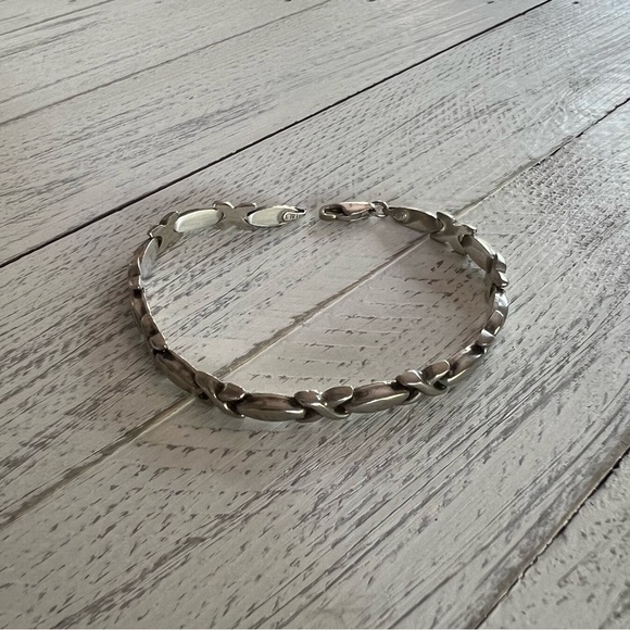 Vintage Sterling Silver Bracelet stamped 925 Italy
Measures 7.5 inches long - Picture 2 of 4